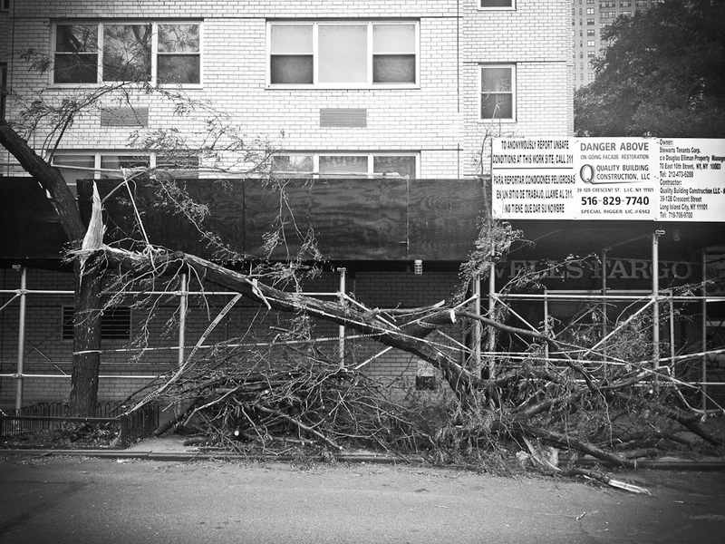Illustration for article titled These Black And White Photos Of Lower Manhattan After The Storm Are Deeply Haunting